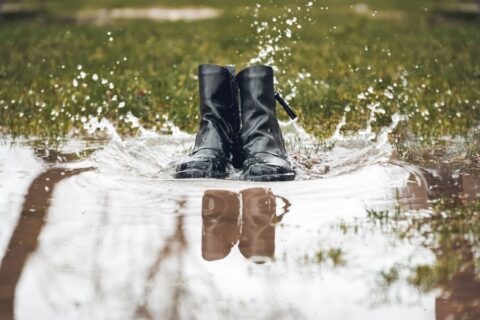 can you wear leather boots in the rain